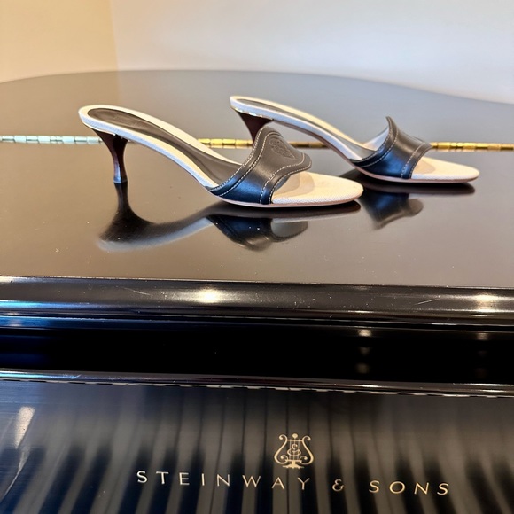 Authentic Vintage Rare Luxury Minimalist Hysteria Crest Gucci Sandals - Picture 4 of 17